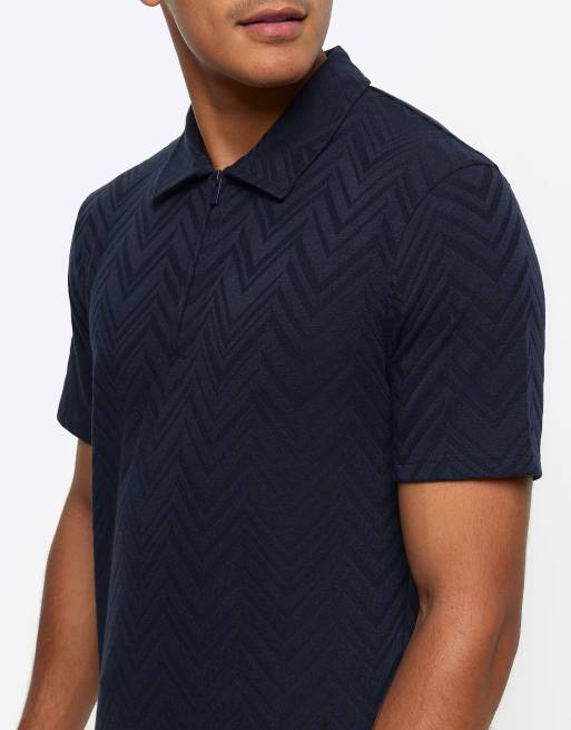 Polo azul marino de manga corta con patrón de chevrón de River Island, 3 de 4