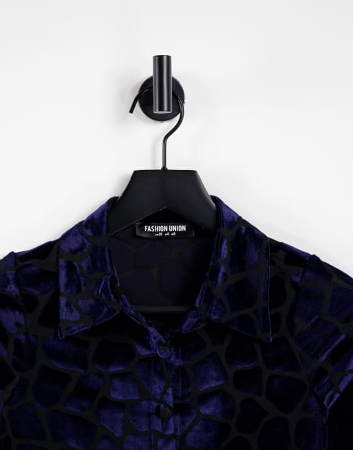 Polo azul marino de terciopelo con efecto devoré de Fashion Union, 4 de 4