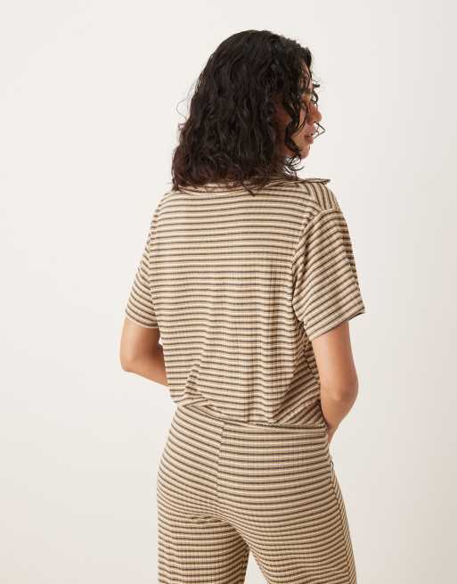 Polo beis a rayas de manga corta de ASOS DESIGN (parte de un conjunto), 3 de 4