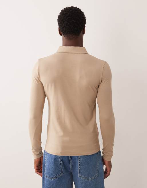 Polo beis básico ajustado de manga larga con muesca en el cuello Essentials de ASOS DESIGN, 3 de 5