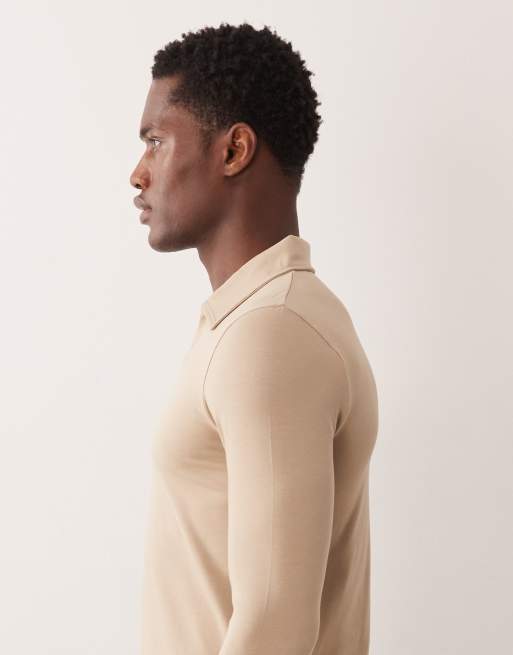 Polo beis básico ajustado de manga larga con muesca en el cuello Essentials de ASOS DESIGN, 4 de 5