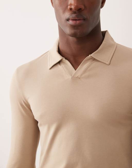Polo beis básico ajustado de manga larga con muesca en el cuello Essentials de ASOS DESIGN, 5 de 5