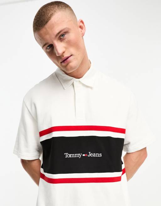 Polo blanco con detalle de rayas verticales y logo lineal de Tommy Jeans