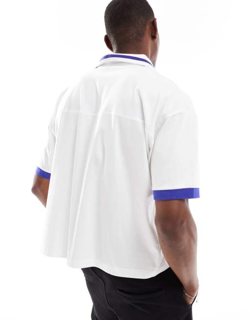 Polo blanco de corte cuadrado extragrande con diseño de paneles y gráfico de estilo deportivo de ASOS DESIGN, 3 de 4
