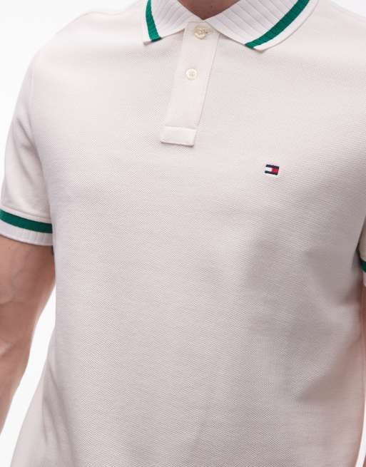 Polo blanco de corte estándar con solapas y ribetes verdes de Tommy Hilfiger, 5 de 5