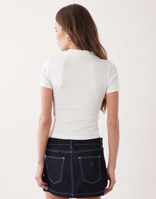 Polo blanco entallado de canalé con ribetes de puntilla de Miss Selfridge, 2 de 4