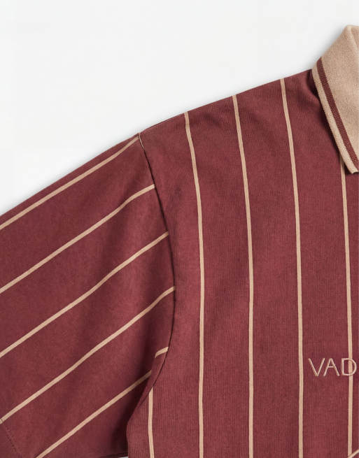 Polo burdeos a rayas extragrande con estampado gráfico deportivo de ASOS DESIGN, 9 de 9
