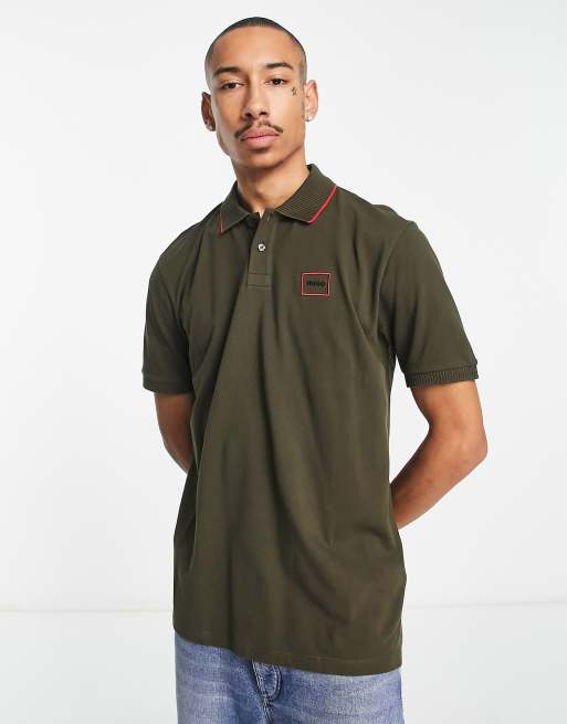 Polo caqui de manga corta con recuadro delineado del logo Demlock de HUGO