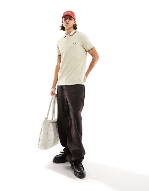 Polo color avena con ribetes dobles de Fred Perry