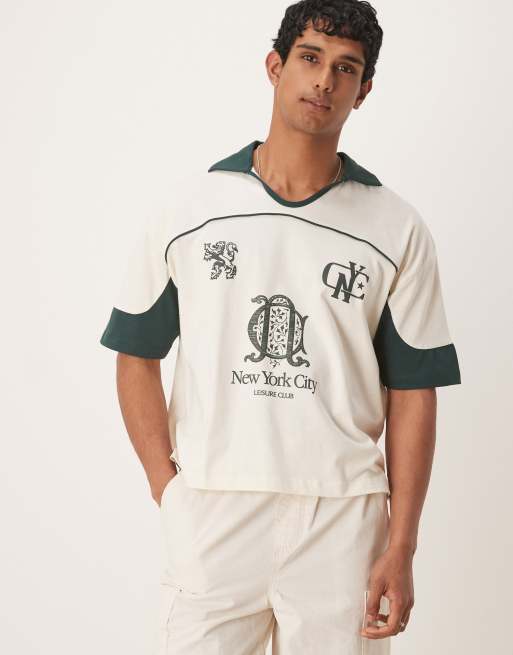 Polo color crema de corte cuadrado extragrande con diseño de paneles cosidos y estampado gráfico de ciudad de ASOS DESIGN