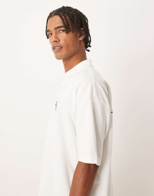 Polo color crema extragrande con estampado de escudo en el pecho y la espalda de ASOS DESIGN, 4 de 5