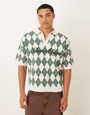 Polo color crema y verde holgado con diseño de rombos y detalle gráfico "Brooklyn" de punto de ASOS DESIGN - view 1