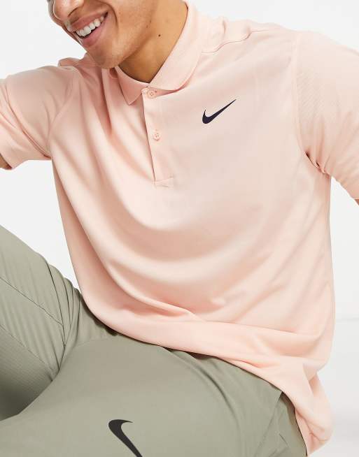 Polo color melocotón de tejido Dri-FIT Victory de Nike Golf