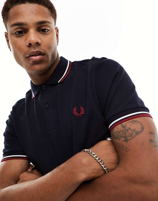 Polo con dos rayas y logo en azul marino de Fred Perry