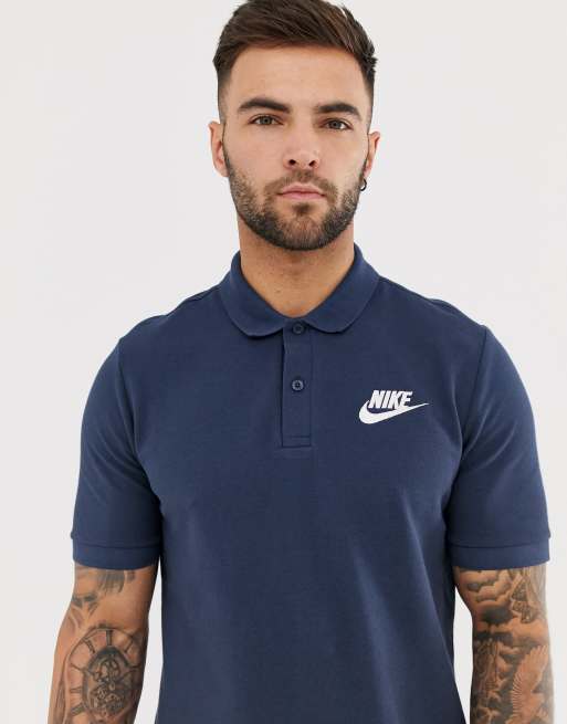 Polo con logo en azul marino de Nike ASOS