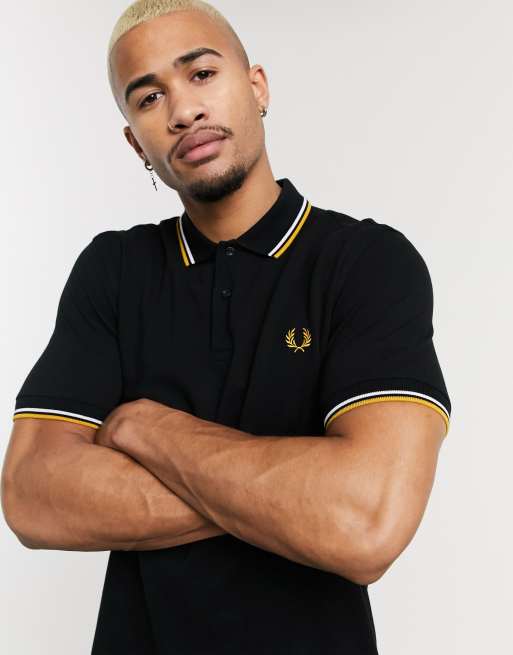 Polo con ribete doble en negro blanco dorado de Fred Perry