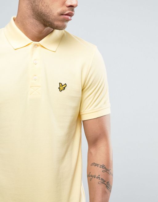 Polo de piqué de corte estándar en amarillo con logo de águila de Lyle &  Scott | ASOS