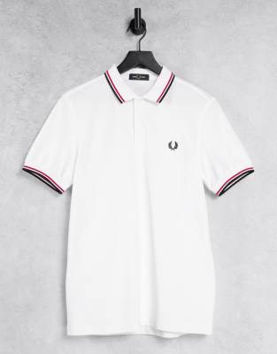 Polo en blanco/rojo/azul marino con ribete doble y logo de Fred Perry