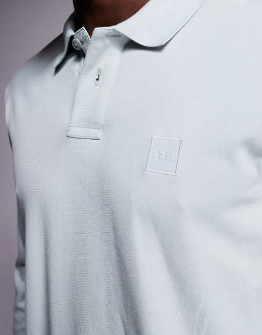 Polo gris claro de manga larga con logo a tono de piqué Passerby de BOSS Orange, 5 de 5