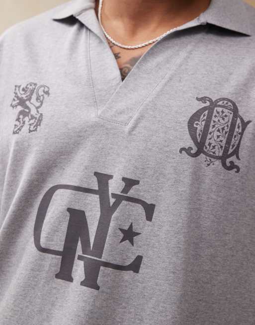 Polo gris jaspeado de corte cuadrado extragrande con estampados gráficos deportivos de ASOS DESIGN, 4 de 4