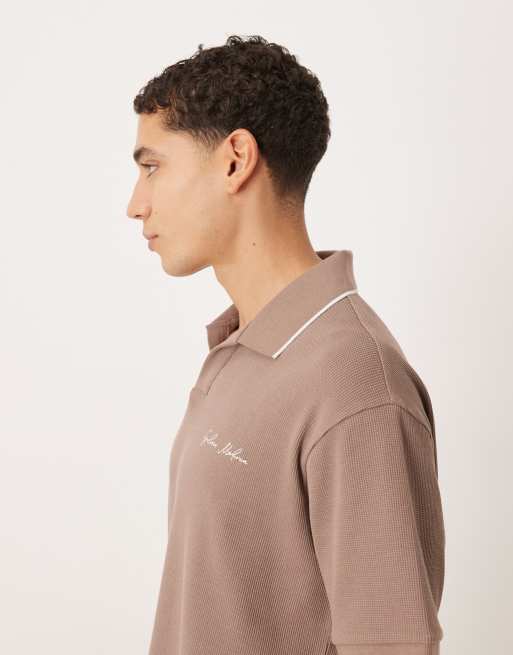 Polo marrón holgado con bordado en el pecho de tejido texturizado de ASOS DESIGN, 3 de 5