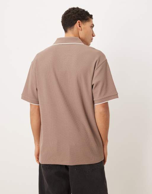Polo marrón holgado con bordado en el pecho de tejido texturizado de ASOS DESIGN, 4 de 5