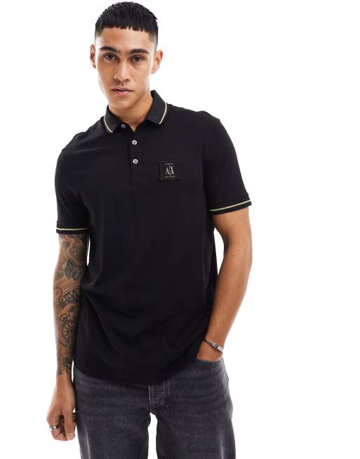 Polo negro con ribetes y logo dorados de piqué de Armani Exchange, 2 de 4
