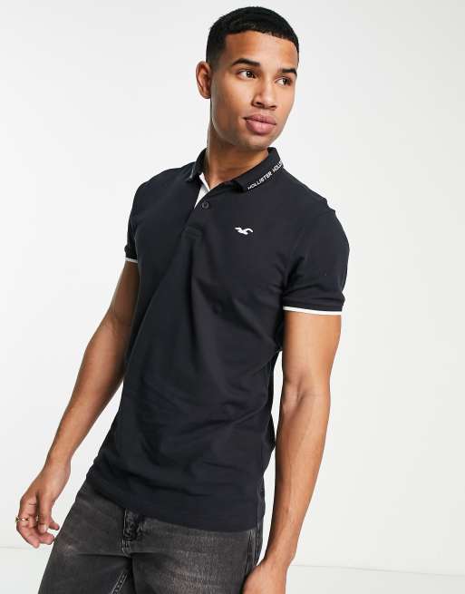 Polo negro con ribetes y logo universitario de piqu de Hollister