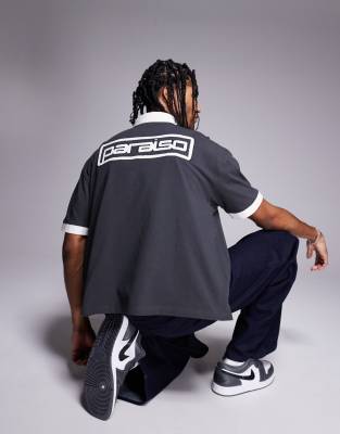 Polo negro de corte cuadrado de tejido grueso con aplicación y solapas de lona de ASOS DESIGN - view 1