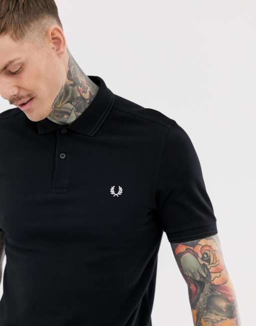 Polo negro de piqu con corona de laurel en la parte posterior de Fred Perry