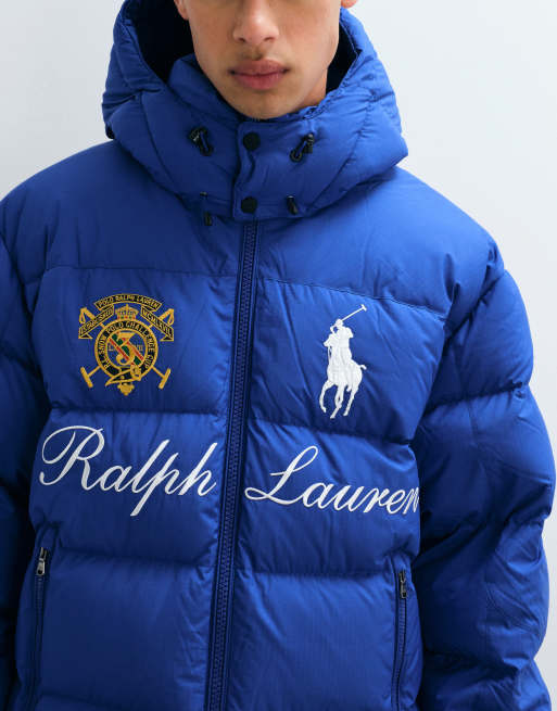 Polo Ralph Gorham pufferjacka med arkivinspirerat crest-tryck, relaxed fit, isolerande dun, blå, 3 av 5