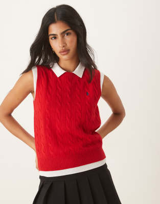 Polo Ralph Lauren - Ärmelloser Pullover in Rot mit hohem Wollanteil und Zopfmuster