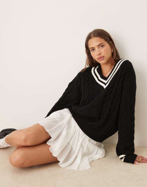 Polo Ralph Lauren – Czarno-biały sweter z warkoczowym splotem i dekoltem w szpic