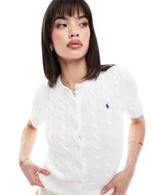 Polo Ralph Lauren Gilet manches courtes en maille torsadee avec logo Blanc ASOS