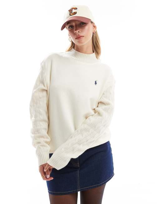 Polo Ralph Lauren – Gräddvit, kabelstickad tröja med klassisk logga på ärmen