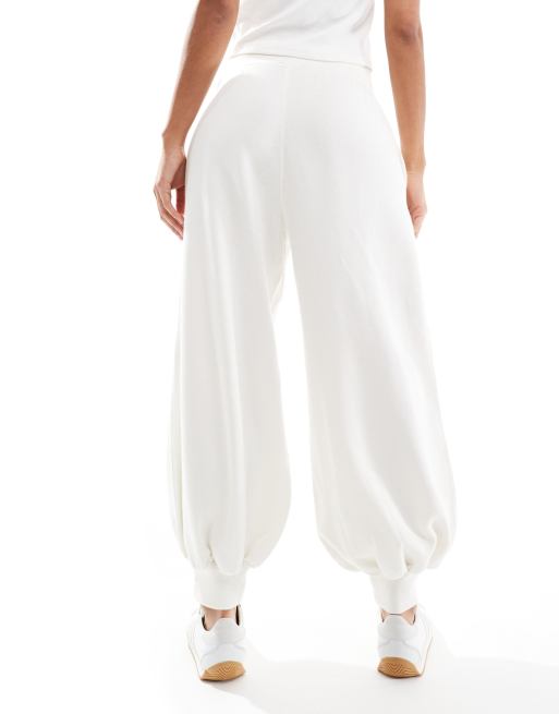 Polo Ralph Lauren icon logo cuffed joggers in cream, 3 of 5