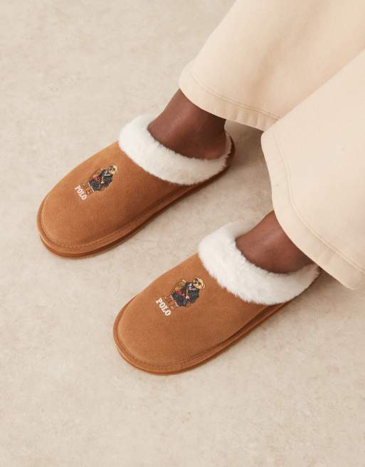 Polo Ralph Lauren – Kayleigh – Płaskie jasnobrązowe kapcie z nadrukiem z motywem Scuff Bear
