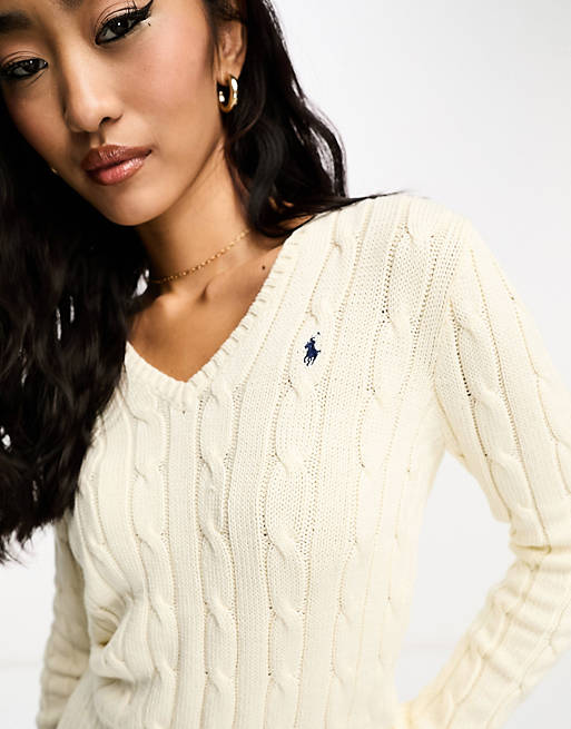 Polo Ralph Lauren - Kimberly - Pull en maille torsadée de coton pima à logo emblématique et col V - Crème | ASOS