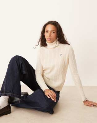 Polo Ralph Lauren - Pullover aus Wolle in Creme mit Zopfmuster, Stehkragen und Markenlogo-Weiß