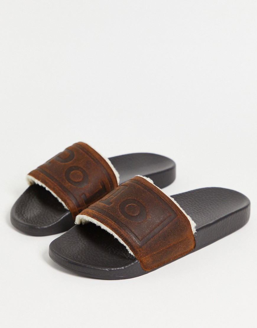 Polo Ralph Lauren - Slippers van borg en suède met logo in bruin