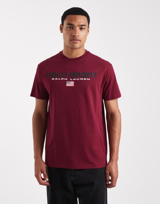 Polo Ralph Lauren – Sport Capsule – Unisex-T-Shirt in Burgunderrot mit Flaggen-Logoprint auf der Brust und klassischem Oversize-Schnitt
