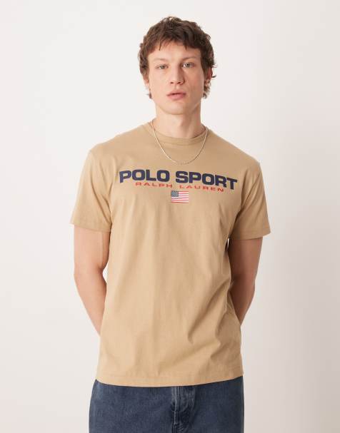 Polo Ralph Lauren – Sport – T-Shirt in Khakibeige mit Flaggen-Logoprint auf der Brust und klassischer Passform - view 1