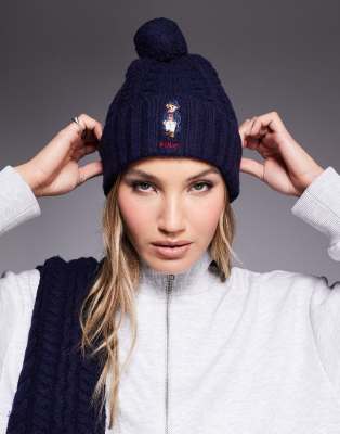 Polo Ralph Lauren - Strickmütze in Marineblau mit Bommel, Zopfmuster und Bärenlogo