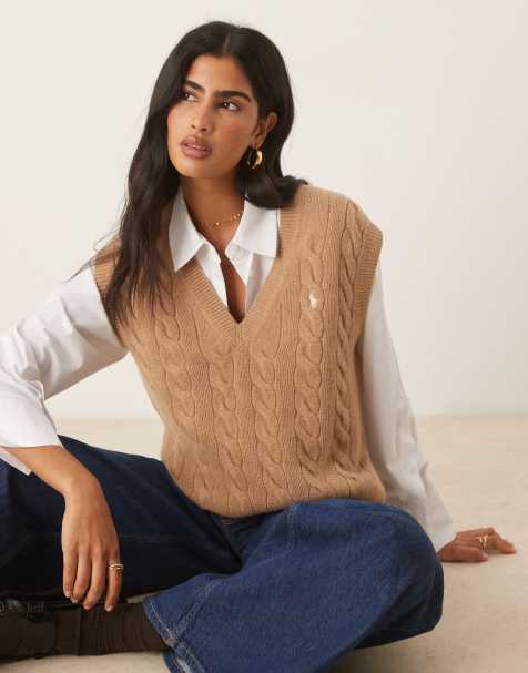 Polo Ralph Lauren – Strickpullunder in Kamelbraun mit Markenlogo, Zopfmuster und V-Ausschnitt - view 1