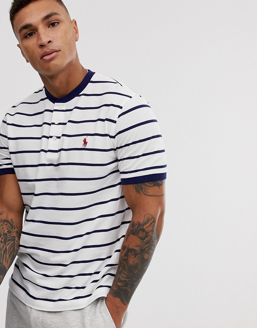 Polo Ralph Lauren - T-shirt in piqué a righe con collo serafino e logo bianco/blu navy
