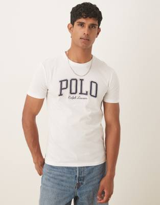 Polo Ralph Lauren – T-Shirt in Weiß mit College-Logo-Schriftzug - view 1