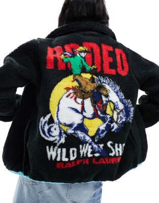 Polo Ralph Lauren - Teddyfell-Sherpajacke in Schwarz mit „Rodeo"-Print am Rücken