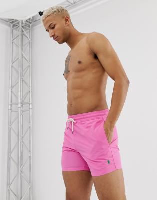 Polo Ralph Lauren – Traveler – Schmal geschnittene Badeshorts mit Polospieler-Logo in Hellrosa
