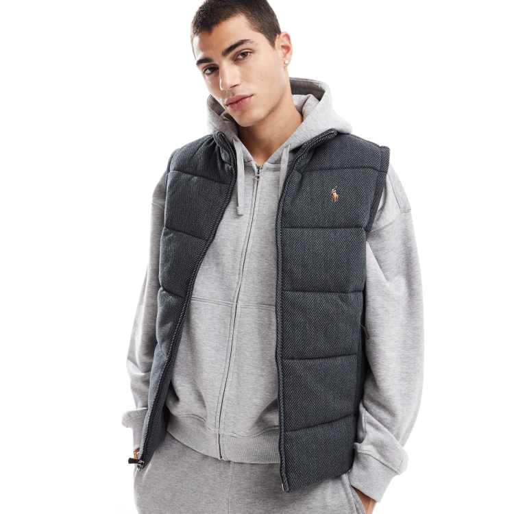 Polo Ralph Lauren Veste sans manches matelassee en jersey a imprime chevrons et logo emblematique Anthracite chine ASOS