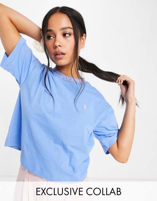 Polo Ralph Lauren x ASOS - Collaboration exclusive - T-shirt à logo et encolure montante - Bleu